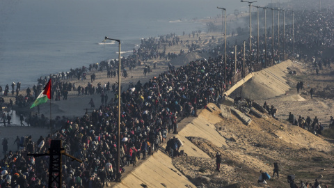 Gaza_norte Miles de palestinos regresan a sus hogares en el norte de Gaza, este lunes.