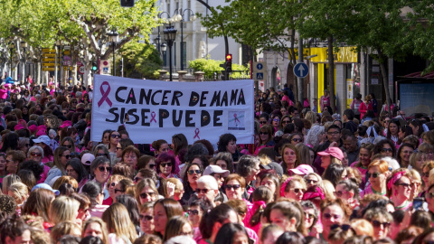Foto de archivo de decenas de mujeres participando en la IX Carrera de la Mujer por la Investigación.