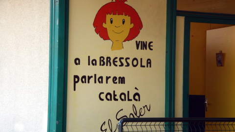 Imatge d'arxiu d'un cartell en una de les escoles de La Bressola que fomenta l'aprenentatge del català.
