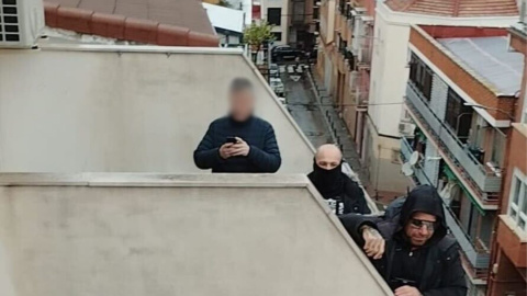 El propietario del edificio, pixelado, junto a dos de los miembros de Desokupa Demolition.