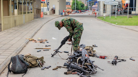 Un soldado ruandés inspecciona las armas sustraídas a los miembros rendidos de las Fuerzas Armadas de la República Democrática del Congo, en la República Democrática del Congo, a 27 de enero de 2025.