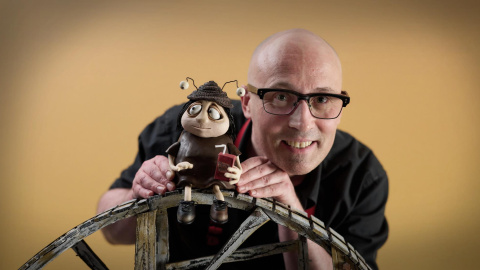 Adam Elliot con su personaje Grace Pudel de 'Memorias de un caracol'.