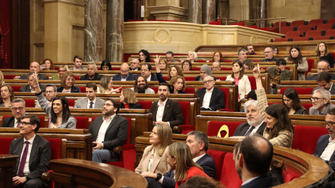 Les diputades Elena Díaz (PSC) i Mònica Sales (Junts) marquen el vot a favor al decret mentre la diputada Ester Capella (ERC) el marca en contra Les diputades Elena Díaz (PSC) i Mònica Sales (Junts) marquen el vot a favor al decret mentre la diputada Ester Capella (ERC) el marca en contra