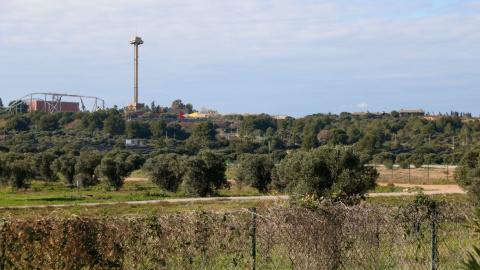 Terrenys de Vila-seca on hi ha projectat el Hard Rock, amb Port Aventura al fons.