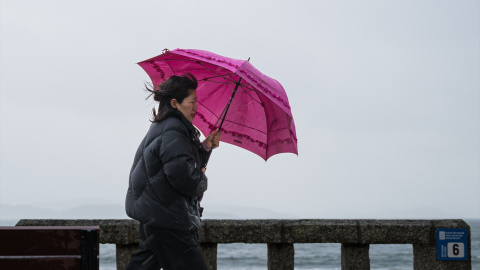 Una mujer con paraguas en Pontevedra (Galicia), a 27 de enero de 2025. Una mujer con paraguas en Pontevedra (Galicia), a 27 de enero de 2025.