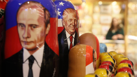 Las tradicionales muñecas rusas Matryoshka decoradas con retratos del presidente ruso Vladimir Putin y del presidente estadounidense Donald Trump se exhiben en una tienda de souvenirs en el centro de Moscú, (Rusia) Las tradicionales muñecas rusas Matryoshka decoradas con retratos del presidente ruso Vladimir Putin y del presidente estadounidense Donald Trump se exhiben en una tienda de souvenirs en el centro de Moscú, (Rusia)
