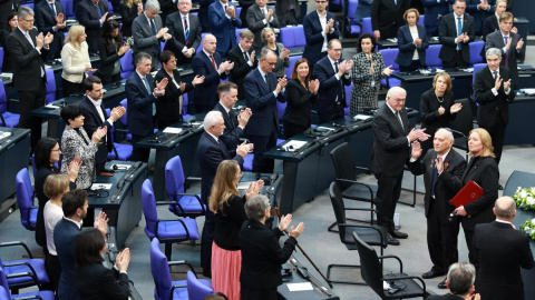 bundestag Roman Schwarzman, superviviente del Holocausto en Odessa, Ucrania, saluda después de su discurso mientras recibe ovaciones durante una ceremonia conmemorativa por las víctimas del nacionalsocialismo en el parlamento alemán 'Bundestag' en Berlín, Alemania, este miércoles.