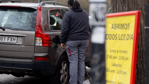 EuropaPress_5663920_persona_reposta_gasolinera_enero_2024_madrid_espana_precio_medio_gasolina Una persona reposta en una gasolinera, a 2 de enero de 2024, en Madrid.
