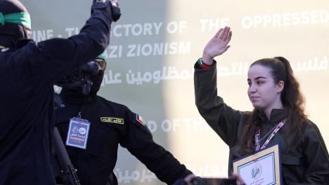 La soldado israelí Agam Berger en la ceremonia de entrega a la Cruz Roja.