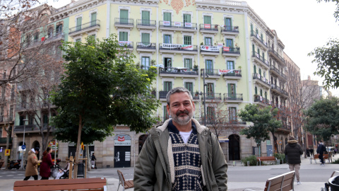Josep Torrent, el primer veí a qui volen desnonar de la Casa Orsola, davant l'edifici Josep Torrent, el primer veí a qui volen desnonar de la Casa Orsola, davant l'edifici