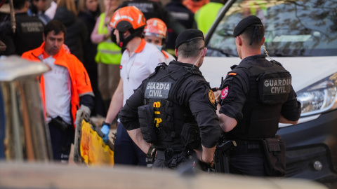Guardia Civil Agentes de la Guardia Civil tras el derrumbe de un edificio en Benetússer (Comunidad Valenciana).