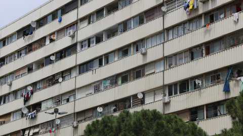 Finestres de l'edifici Venus al barri de la Mina de Sant Adrià del Besòs. Finestres de l'edifici Venus al barri de la Mina de Sant Adrià del Besòs.