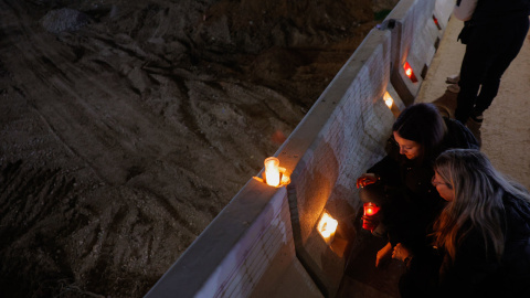 Vecinos de Paiporta encienden velas tras cumplir tres meses del paso de la dana en València, a 29 de enero de 2025. Vecinos de Paiporta encienden velas tras cumplir tres meses del paso de la dana en València, a 29 de enero de 2025.