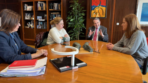En el centro, Patricia Otero, alcaldesa pedánea de Bembrive, y Abel Caballero, regidor de Vigo, en una reunión la semana pasada en el Ayuntamiento de esta ciudad. En el centro, Patricia Otero, alcaldesa pedánea de Bembrive, y Abel Caballero, regidor de Vigo, en una reunión la semana pasada en el Ayuntamiento de esta ciudad.