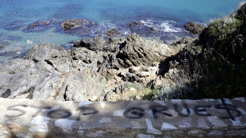 Pintada on s'hi pot llegir 'Stop grues' a Begur Pintada on s'hi pot llegir 'Stop grues' a Begur