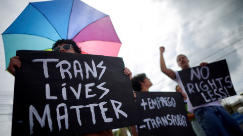 Miembros de la comunidad LGBT+ asisten a una protesta para denunciar los ataques a los derechos de las personas del colectivo, personas negras y personas con discapacidad promovidas por Donald Trump, frente a la Embajada de Estados Unidos en Brasilia, (Br Miembros de la comunidad LGBT+ asisten a una protesta para denunciar los ataques a los derechos de las personas del colectivo, personas negras y personas con discapacidad promovidas por Donald Trump, frente a la Embajada de Estados Unidos en Brasilia, (Brasil).