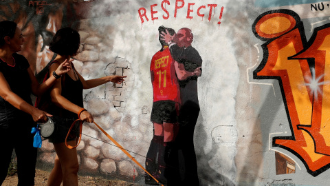 Un grafiti representa el beso no consentido de Luis Rubiales a la futbolista Jeni Hermoso, en un muro del parque de Glories, en Barcelona. Un grafiti representa el beso no consentido de Luis Rubiales a la futbolista Jeni Hermoso, en un muro del parque de Glories, en Barcelona.