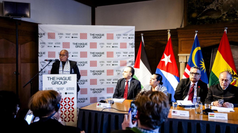 hayanuevepaises Yvonne Dausab, ministro de Justicia de Namibia, pronuncia un discurso en La Haya delante de representantes de otros países.