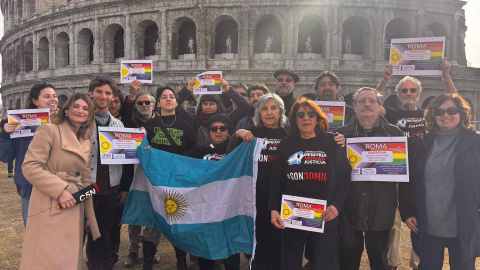 d462dba654b1cf74307de95d5b5f9befd771fccfw Una treintena de argentinos este sábado 1 de febrero ante el Coliseo en Roma para apoyar la marcha antifascista y antirracista convocada por colectivos LGTBI+ en Buenos Aires contra el presidente argentino, Javier Milei.