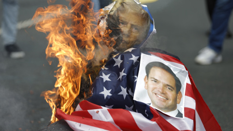 Personas en Panamá queman imágenes de Donald Trump y Marco Rubio.