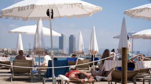 turismobcn Turistas en las inmediaciones del Hotel W en Barcelona, en agosto de 2024.