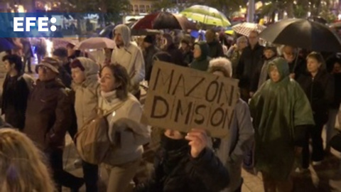 Una cuarta manifestación masiva desafía a la lluvia para exigir la dimisión de Mazón