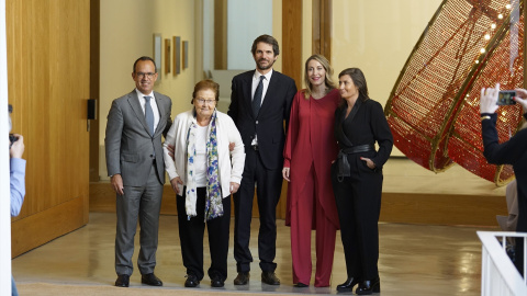 EuropaPress_5715099_i_d_ministro_cultura_portugal_pedro_adao_silva_galerista_helga_alvear Imagen de archivo de la galerista Helga de Alvear (segunda por la izquierda), junto al ministro de Cultura, Ernest Urtasun y la presidenta de la Junta de Extremadura, María Guardiola, a 25 de enero de 2024, en Cáceres.
