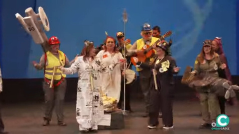 Instante de la actuación de la chirigota negacionista 'Abre los ojos', en el Teatro Falla de Cádiz, a 2 de febrero de 2025.