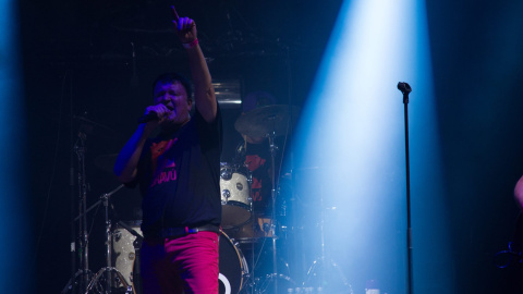 Xurxo Souto, vocalista de Os Diplomáticos de Monte Alto y uno de los fundaderos del movimiento bravú, en un concierto en agosto de 2014 en Vilaxoán (Vilagarcía) Xurxo Souto, vocalista de Os Diplomáticos de Monte Alto y uno de los fundaderos del movimiento bravú, en un concierto en agosto de 2014 en Vilaxoán (Vilagarcía)