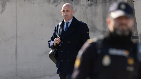 El expresidente de de la Real Federación Española de Fútbol (RFEF), Luis Rubiales, sale de la Audiencia Nacional, a 3 de febrero de 2025, en San Fernando, Madrid (España). El expresidente de de la Real Federación Española de Fútbol (RFEF), Luis Rubiales, sale de la Audiencia Nacional, a 3 de febrero de 2025, en San Fernando, Madrid (España).