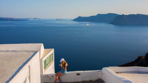 Una foto de archivo de un turista en la isla griega de Santorini. Una foto de archivo de un turista en la isla griega de Santorini.