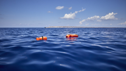 EuropaPress_3921242_algunos_chalecos_salvavidas_entregado_ong_open_arms_70_migrantes_viajaban Chalecos de personas migrantes en el el mar Mediterráneo