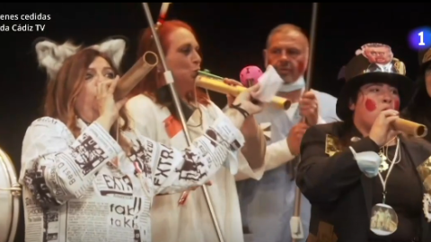 chirigota Instante en el que la chirigota 'Abre los ojos' es interpretada.