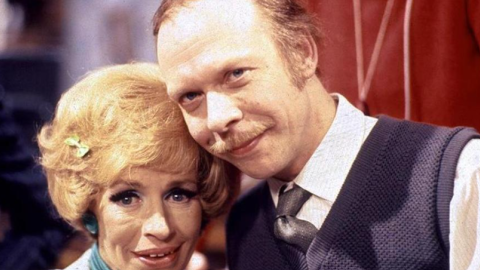 1 Los actores británicos Yootha Joyce y Brian Murphy, caracterizados como Mildred y George Roper.