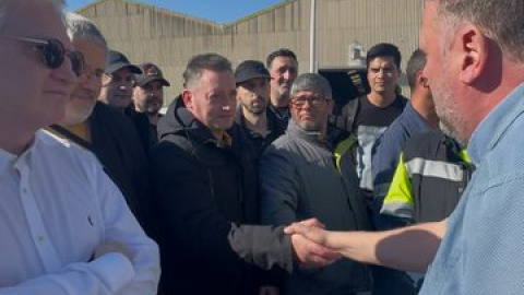 Junqueras 2 Junqueras saludant als treballadors de Vidriería Rovira.