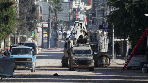Vehículos militares de Israel en el campo de refugiados de Yenín, en la Cisjordania ocupada.