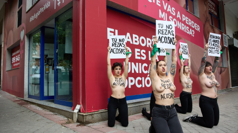 EuropaPress_5242015_activistas_femen_concentran_carteles_puerta_refugio_pro_vida_junio_2023 Activistas de FEMEN se concentran con carteles en la puerta del refugio 'Pro Vida', en Madrid.