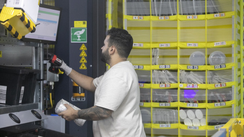 Un trabajador en un centro logístico.
