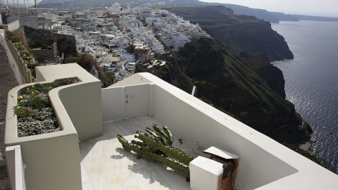 Imagen de una planta caída la terraza de una vivienda en Santorini por los temblores producidos en la isla Imagen de una planta caída la terraza de una vivienda en Santorini por los temblores producidos en la isla