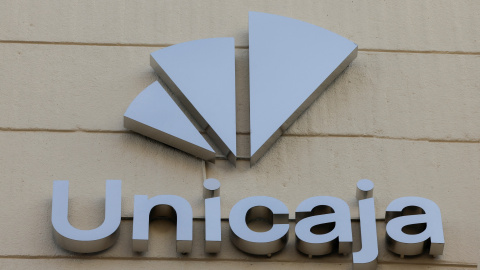 El logo de Unicaja Banco en la fachada de una sucursal en Málaga. El logo de Unicaja Banco en la fachada de una sucursal en Málaga.