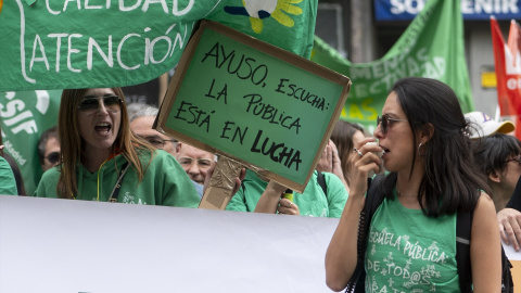 Varias personas durante una concentración por la educación pública, frente a la Consejería de Educación, a 21 de mayo de 2024, en Madrid (España). Imagen de archivo.
