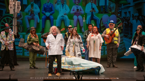 Puesta en escena de la chirigota 'Abre los ojos' durante su actuación en el Concurso Oficial de Agrupaciones del Carnaval de Cádiz, que se celebra en el Teatro Falla, y que el público impidió escuchar su repertorio con abucheos, cánticos y gritos.