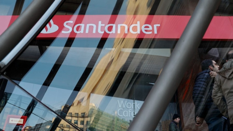 Logo del Banco Santander en una sucursal.