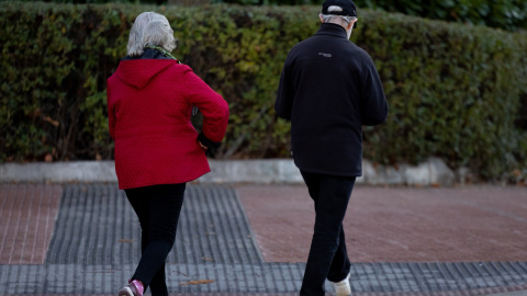 Dos personas mayores caminan por Madrid, a 26 de diciembre de 2024. Dos personas mayores caminan por Madrid, a 26 de diciembre de 2024.