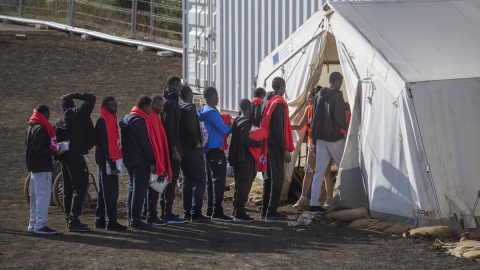 Varios migrantes a su llegada al Centro de Acogida Temporal de Extranjeros (CATE) de San Andrés en el Hierro el pasado verano. Varios migrantes a su llegada al Centro de Acogida Temporal de Extranjeros (CATE) de San Andrés en el Hierro el pasado verano.