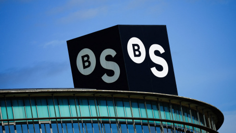 El logo del Banco Sabadell en sus servicios centrales en Sant Cugat del Valles, cerca de Barcelona.