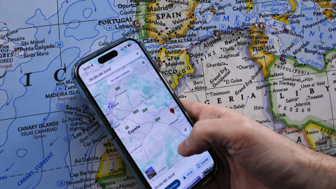 Un usuario de Google Maps consulta la aplicación en su smartphone. Un usuario de Google Maps consulta la aplicación en su smartphone.