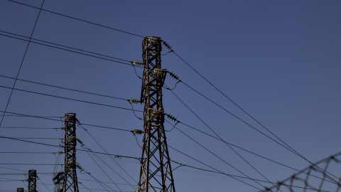 EuropaPress_5394320_vista_torre_alta_tension_23_agosto_2023_madrid_espana_cuarta_ola_calor_mas Imagen de archivo de una torre de alta tensión.
