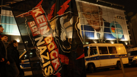893962f5b7a1b2fc58e1fe92a472972dcfeeb225w Manifestantes se congregan durante una concentración frente a la sede del partido Unión Cristianodemócrata (CDU) en Berlín, Alemania, en una imagen de archivo.