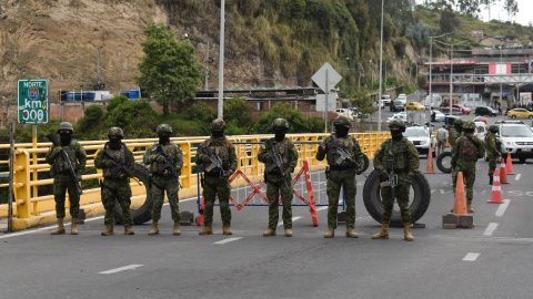 Militares ecuatorianos vigilan la frontera terrestre de Ecuador con Colombia el sábado 8 de febrero, en el Puente Internacional de Rumichaca (Ecuador).